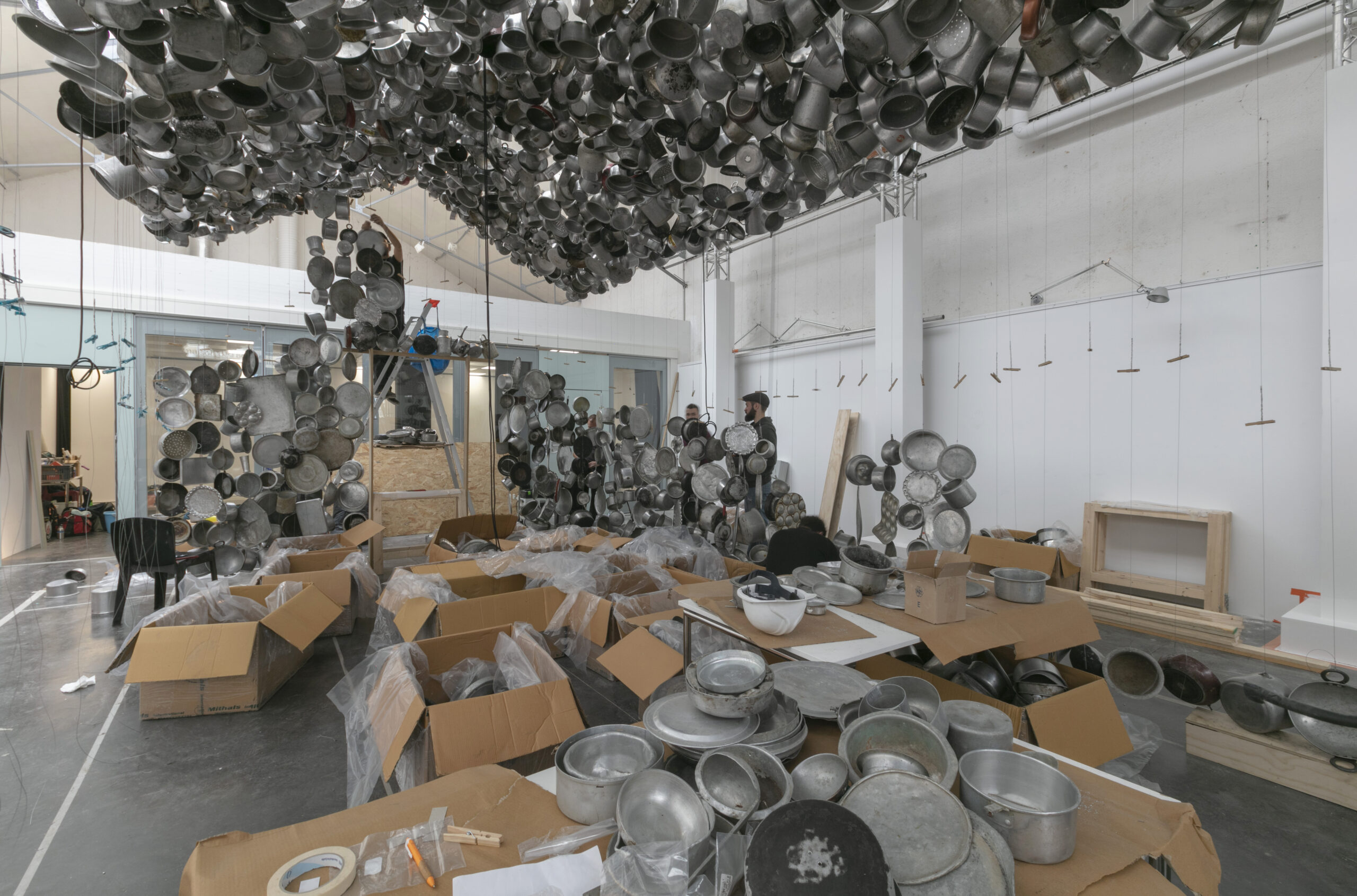https://www.oda-fabrique.fr/wp-content/uploads/2025/09/Maison-de-l_architecture.-Montage-de-Subodh-Gupta-Cooking-the-World-c-Sebastien-Laval-2-scaled.jpg